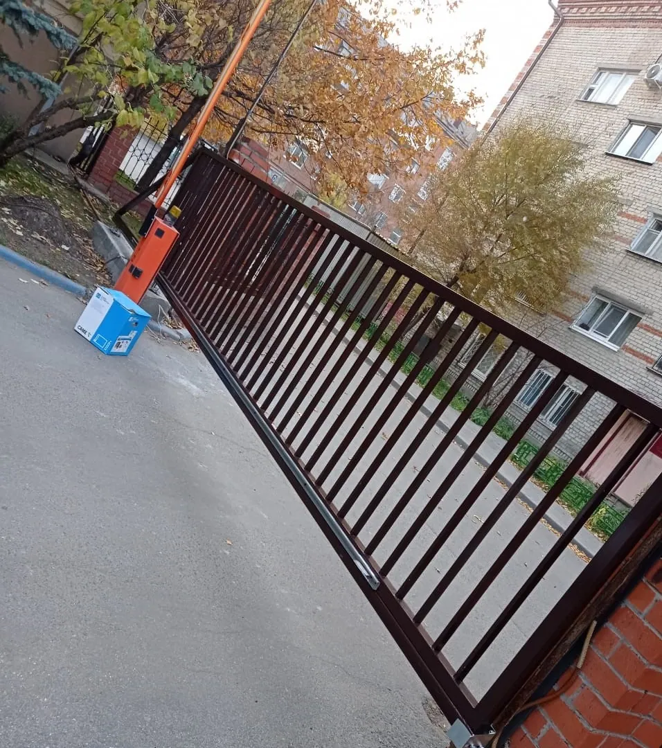 Установка сварных откатных ворот на улицу